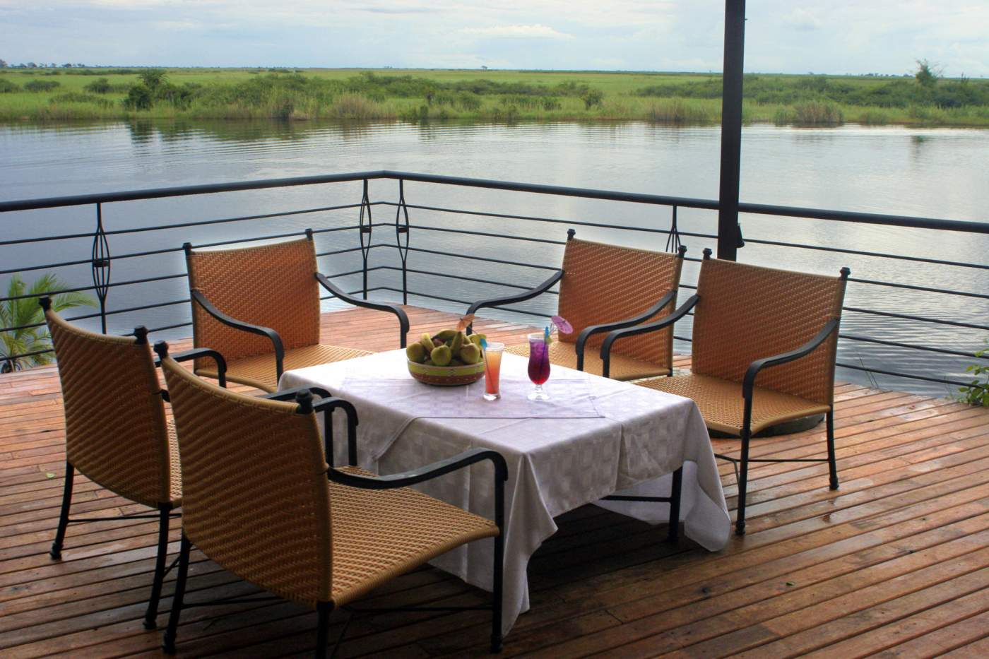 Erlebnis-Reisen Botswana, Motorräder, Schotterstraße  
Rider, Berge  
Boot, Chobe Fluss  
Elefanten, Chobe Nationalpark